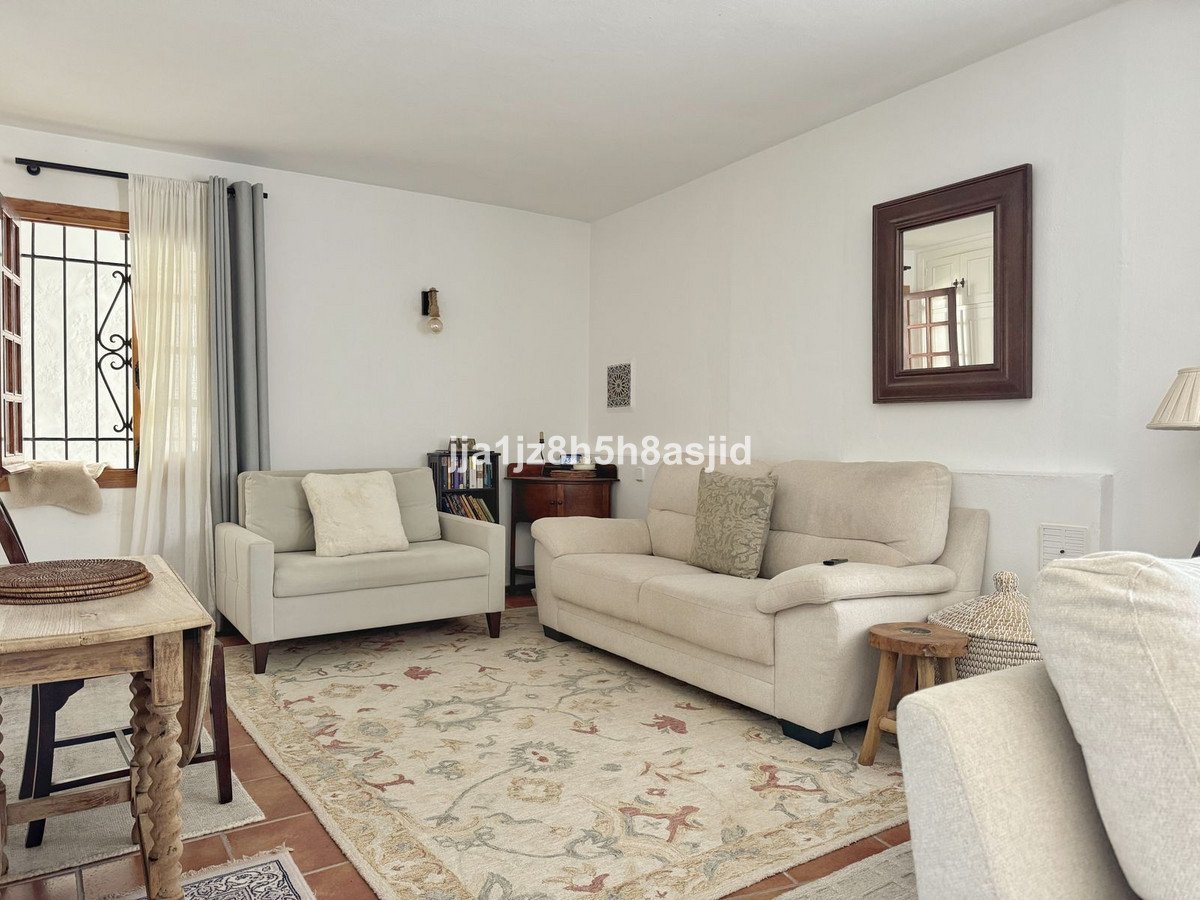 1 Bed Middle Floor Apartment in Benahavís in Benahavís, Apartment