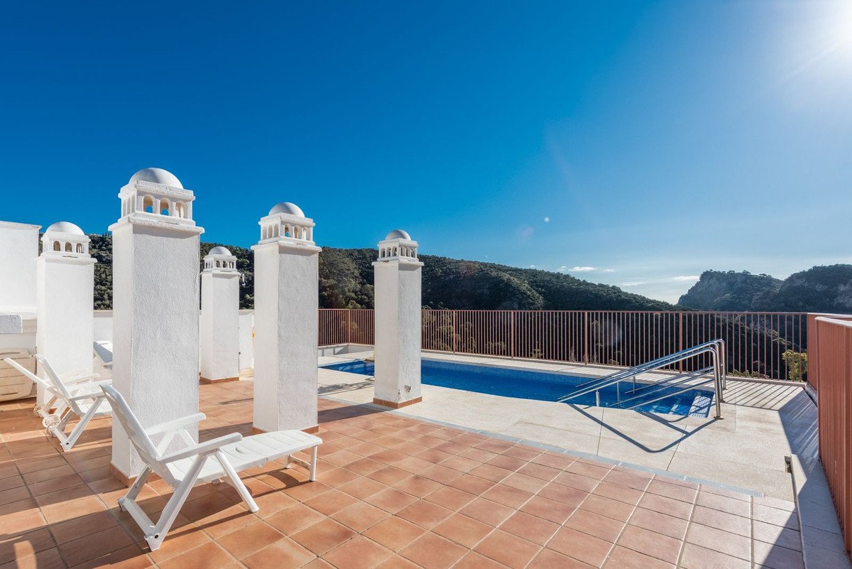 1 Bed Middle Floor Apartment in Benahavís in Benahavís, Apartment