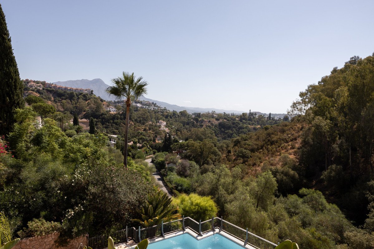 2 Bed Middle Floor Apartment in Benahavís