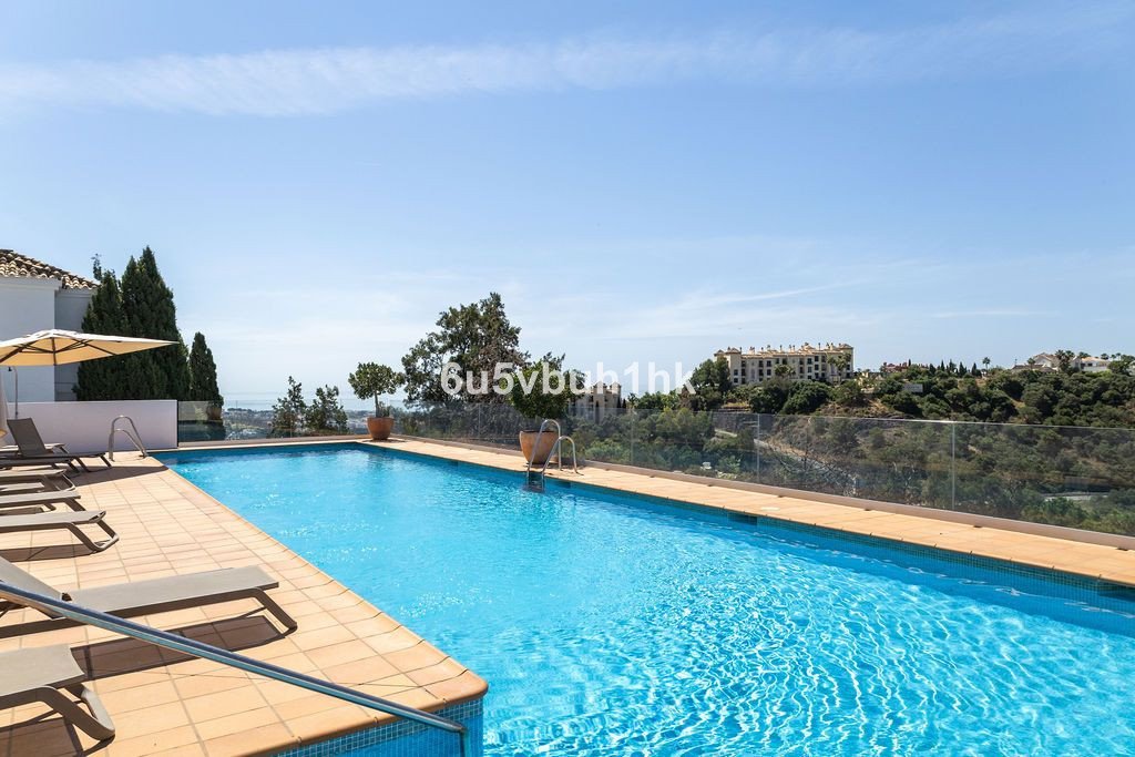 2 Bed شقة في الطابق الأرضي in Benahavís في Benahavís, 