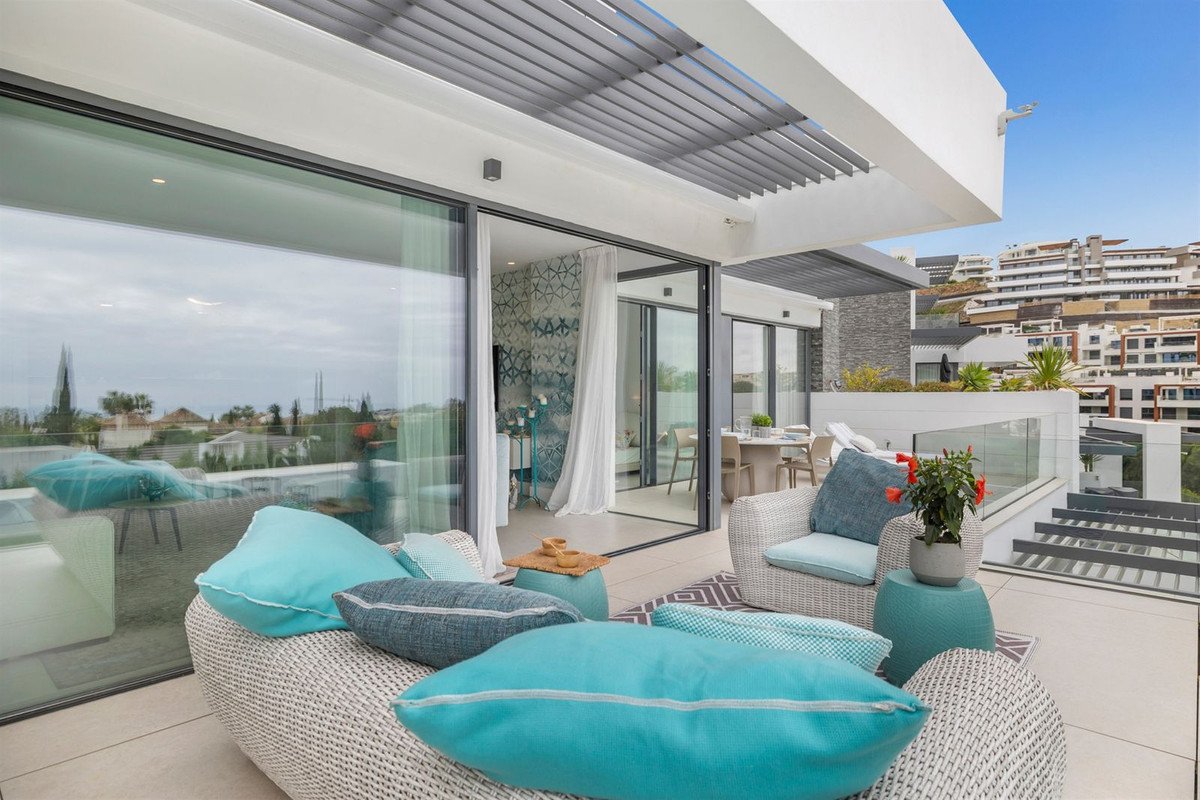 2 Bed Middle Floor Apartment in Benahavís in Benahavís, Apartment