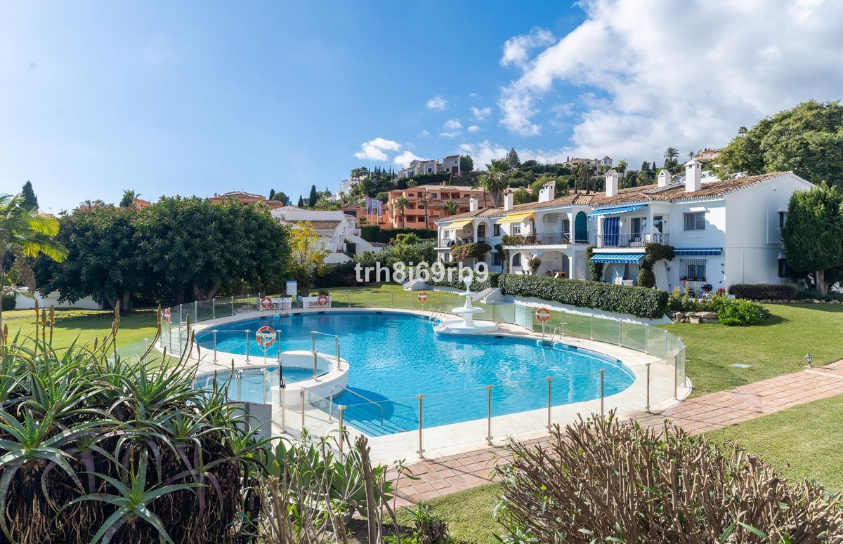 2 Bed Middle Floor Apartment in Benahavís in Benahavís, Apartment
