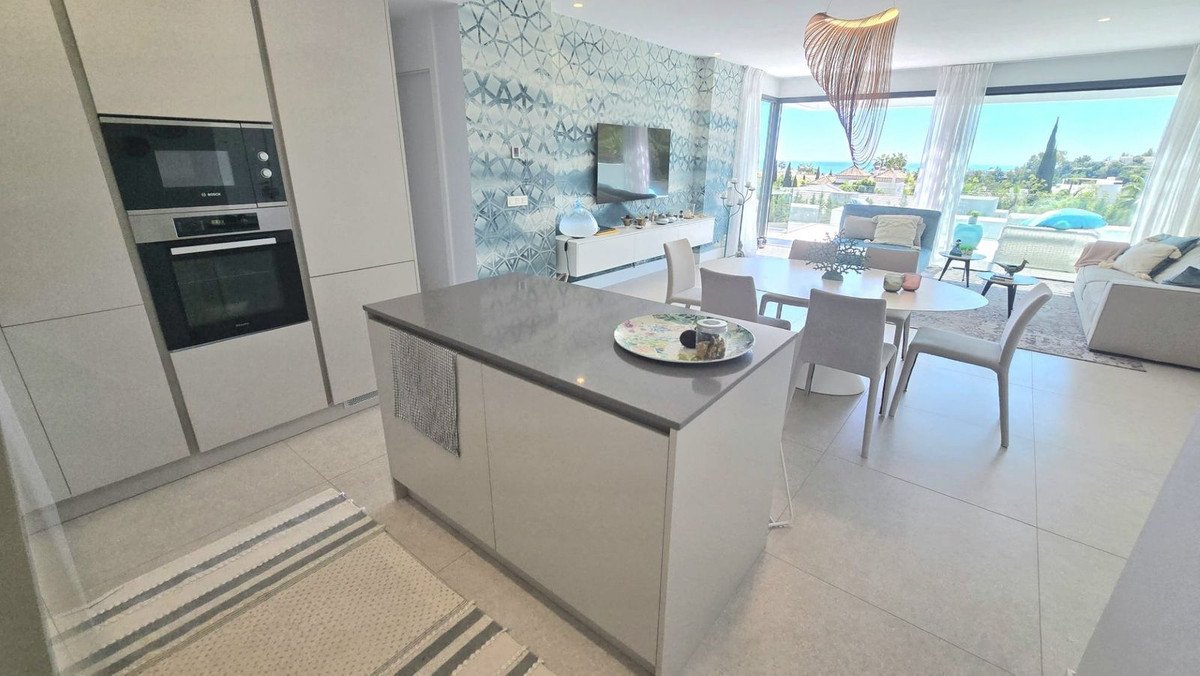 2 Bed Middle Floor Apartment in Benahavís in Benahavís, 