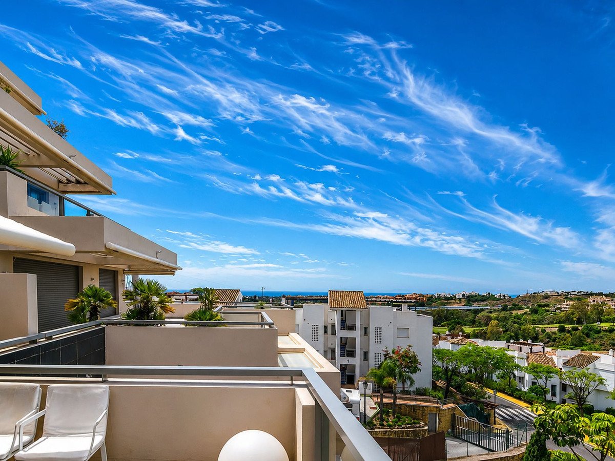 3 Bed Middle Floor Apartment in Benahavís in Benahavís, 
