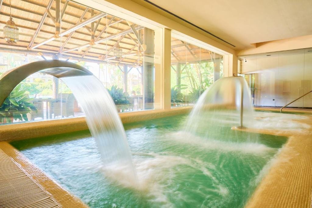 5 Bed Ground Floor Apartment in Benahavís in Benahavís, 