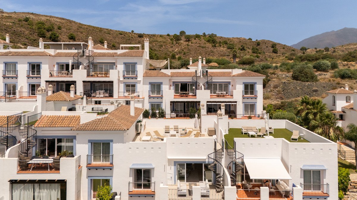 2 Bed بنتهاوس in Benahavís في Benahavís, 