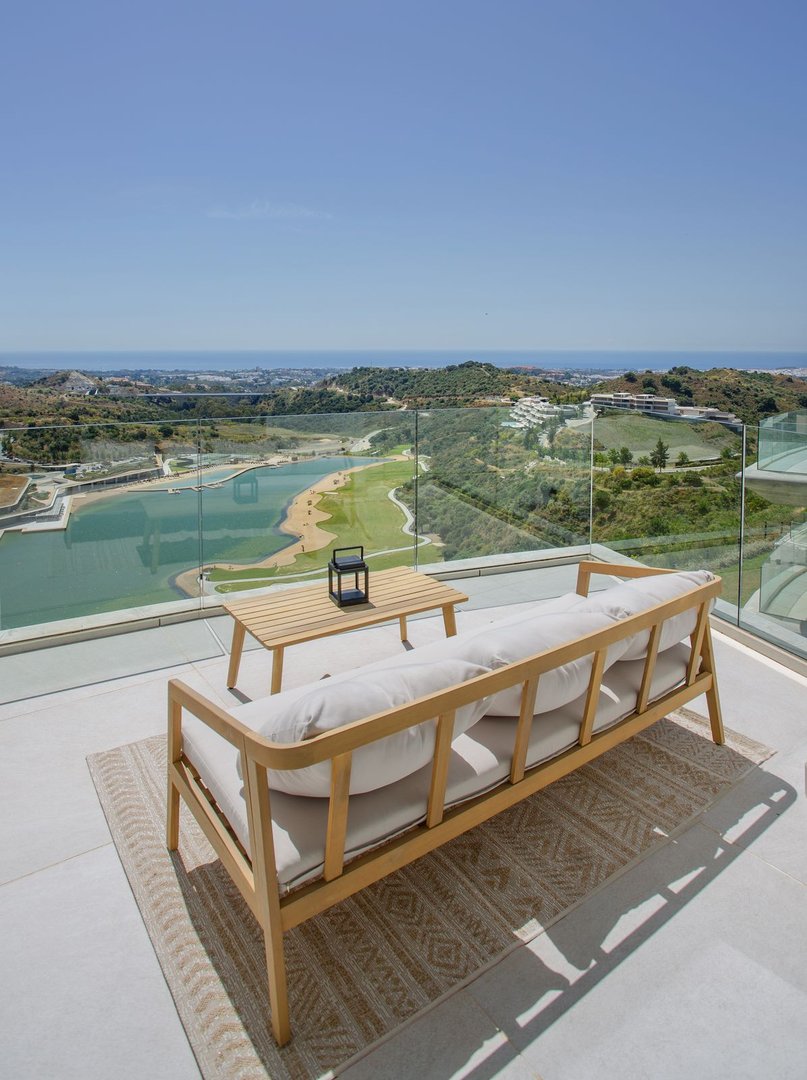2 Bed بنتهاوس in Benahavís في Benahavís, 