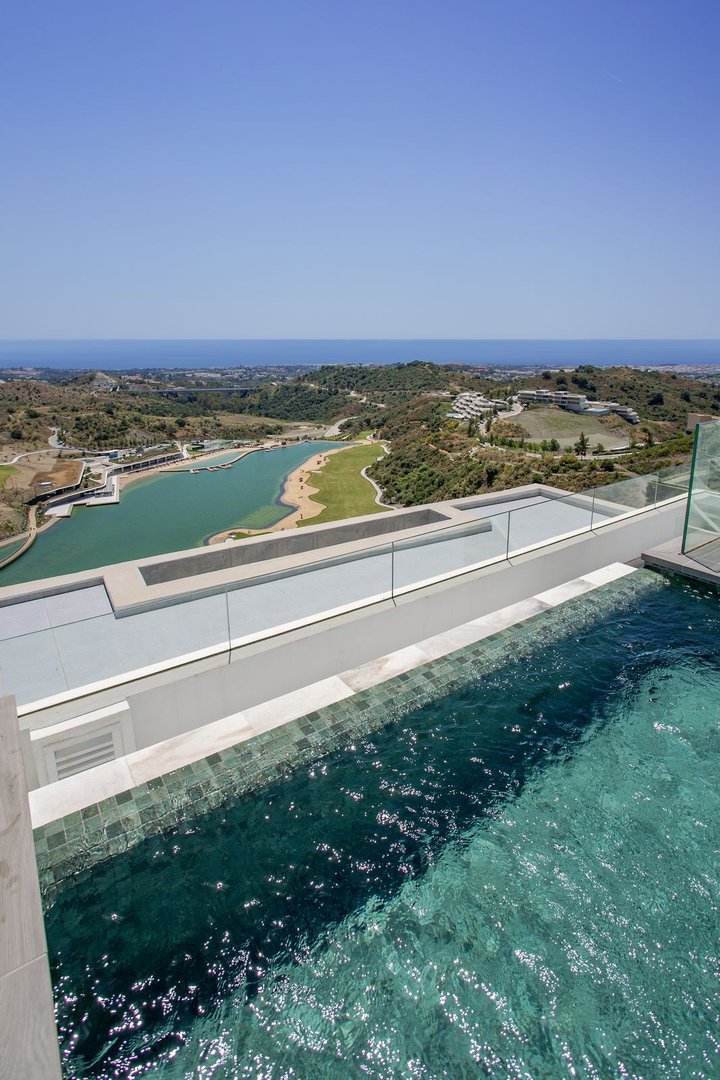 2 Bed Penthouse in Benahavís in Benahavís, 