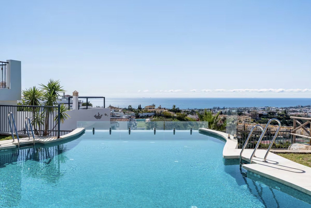 2 Bed بنتهاوس in Benahavís في Benahavís, 