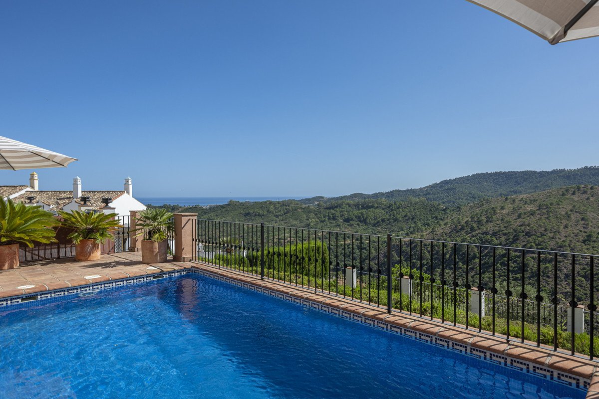 4 Bed بيت مدينة in Benahavís في Benahavís, فيلا مستقلة