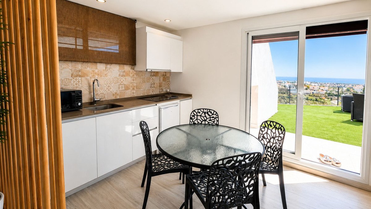 4 Bed Doppelhaushälfte in Benahavís in Benahavís, 