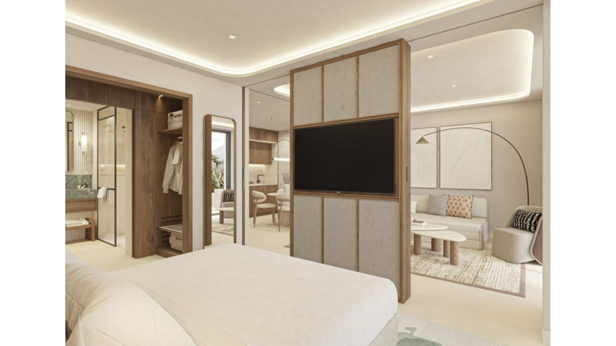 Luxe Azurean Marbella suite met slaapkamer, woonkamer en badkamer.