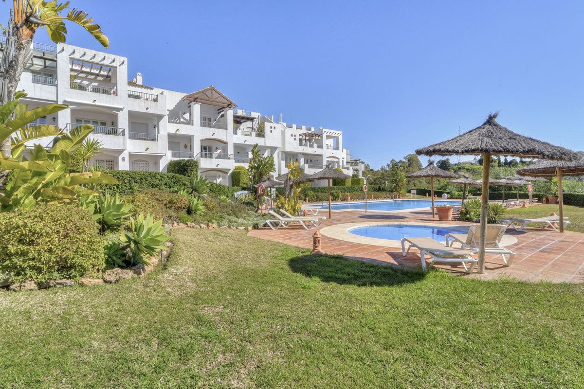 3 Bed شقة في الطابق الأوسط in Benahavís في Benahavís, شقة