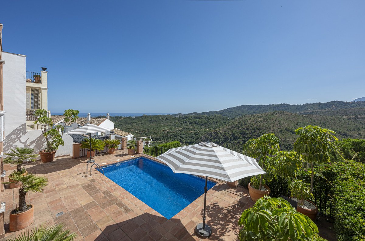 4 Bed Townhouse in Benahavís in Benahavís, Townhouse