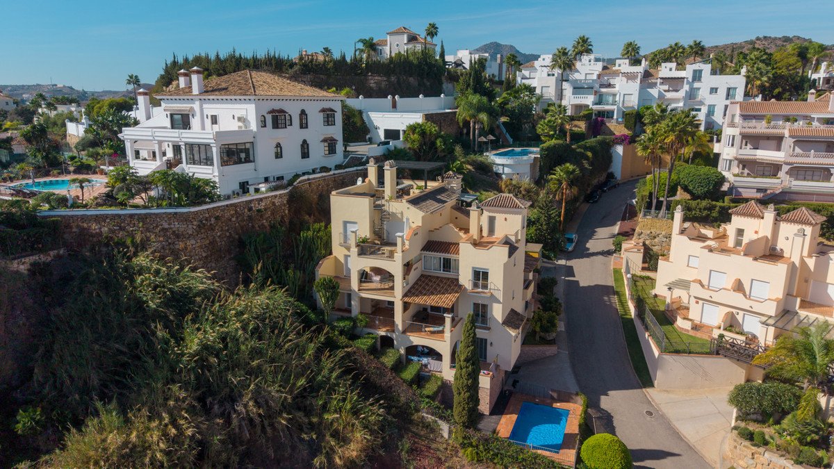 2 Bed شقة في الطابق الأوسط in Benahavís في Benahavís, شقة