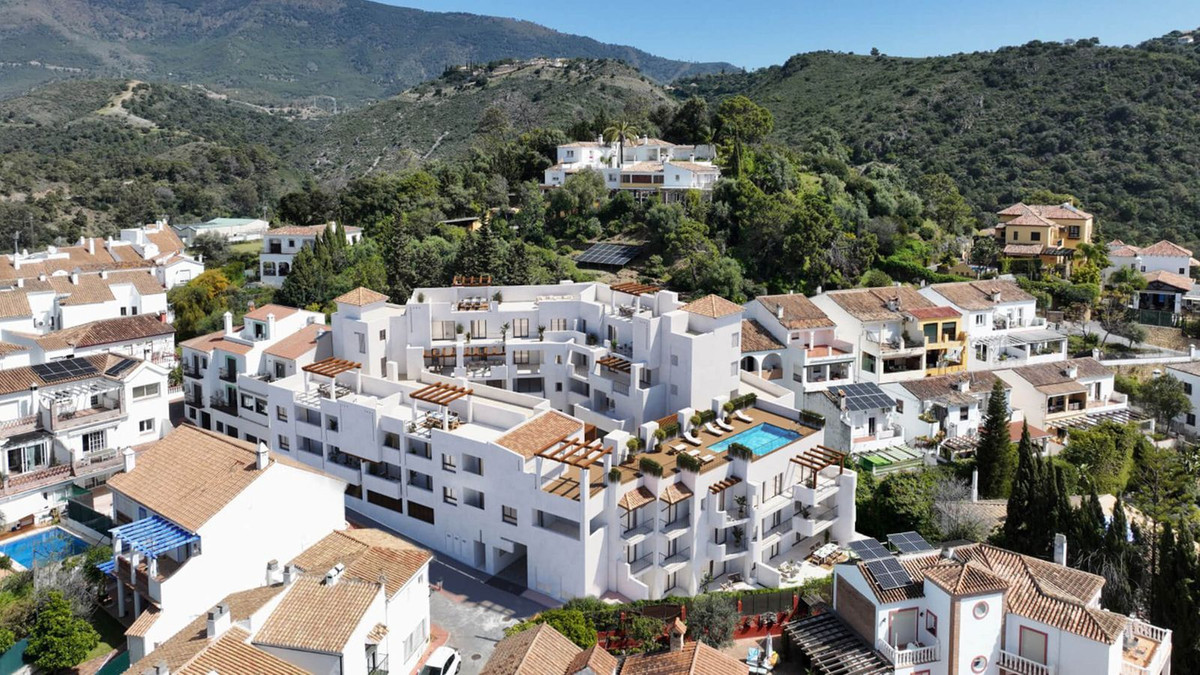 Luchtfoto van Fuente Lirios appartementen met zwembad op het dak.