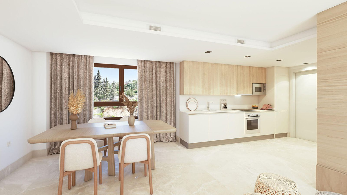 Stijlvolle keuken en eethoek met natuurlijk licht en neutrale kleuren.