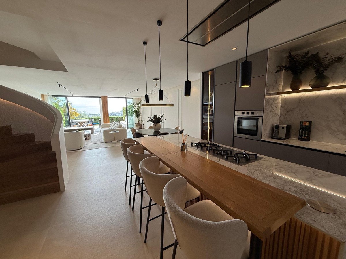 4 Bed Редова къща in Benahavís в Benahavís, Редова къща