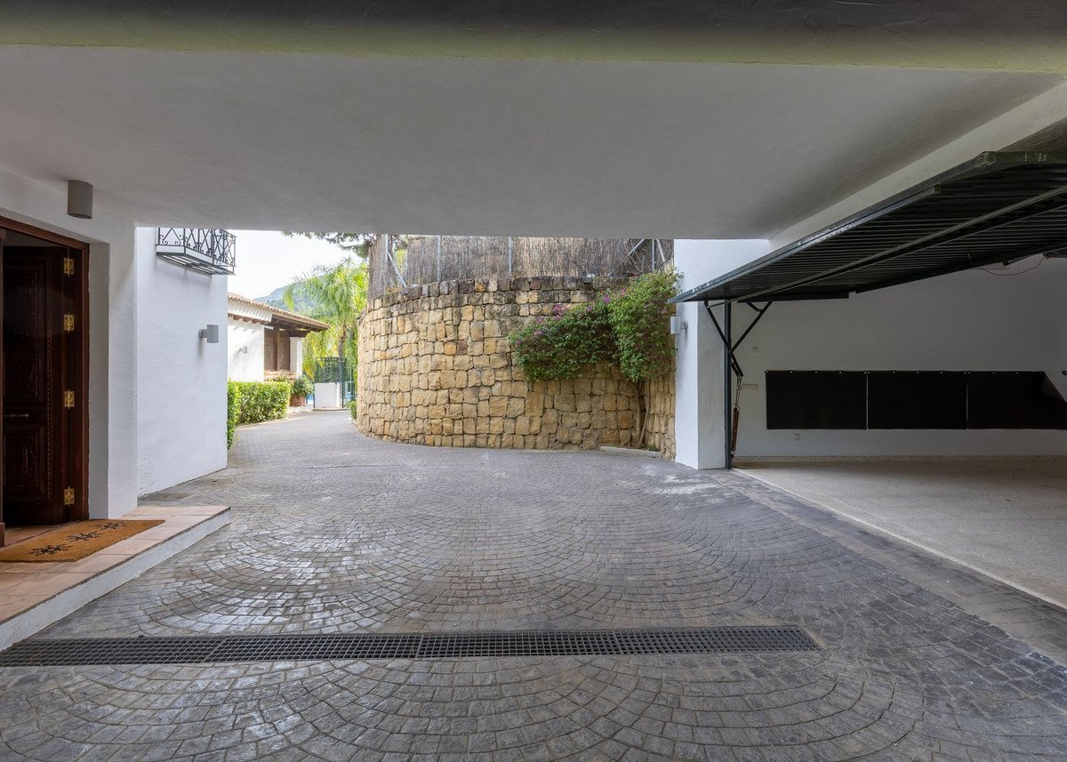 4 Bed Detached Villa in Benahavís in Benahavís — Detached Villa