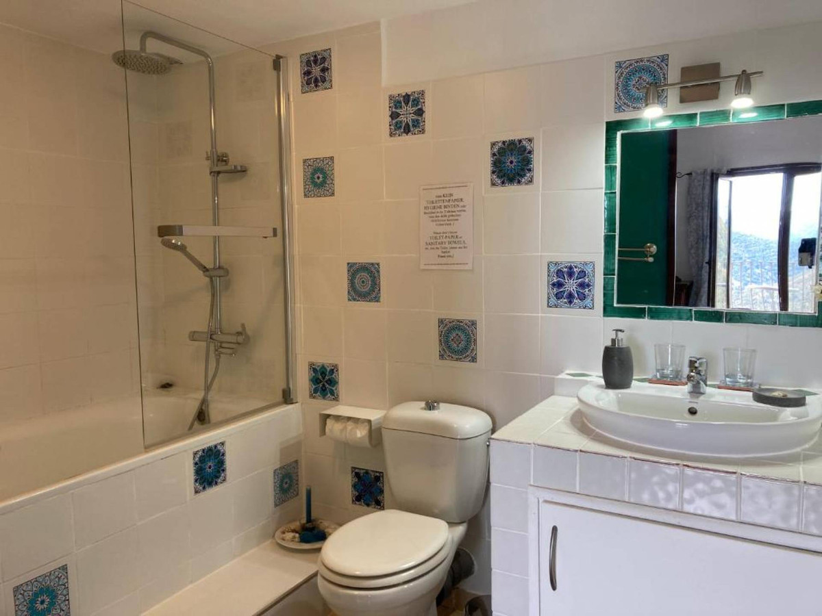 Badkamer met witte tegels en blauwe accenten.