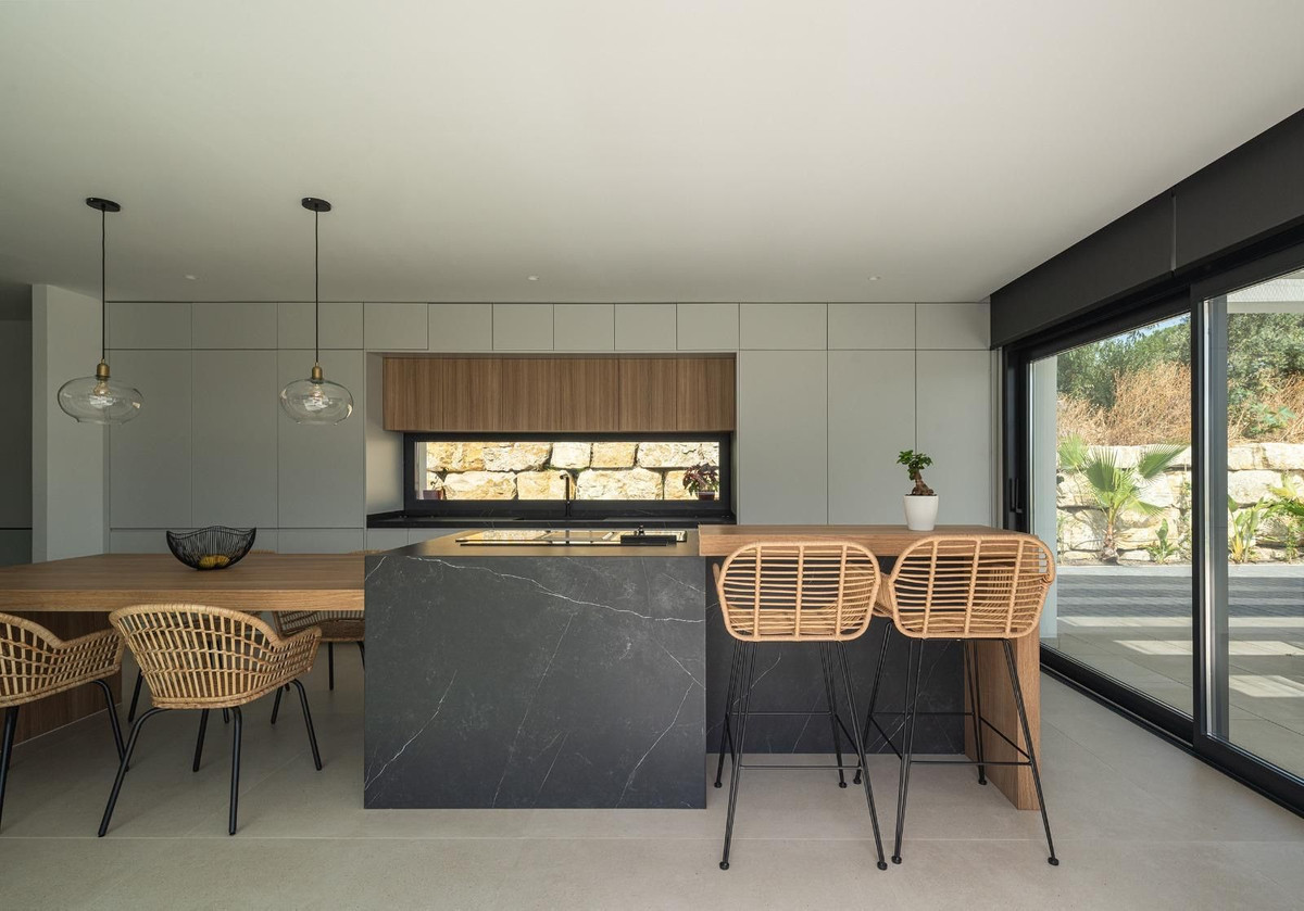 Moderne keuken met eiland en barstoelen