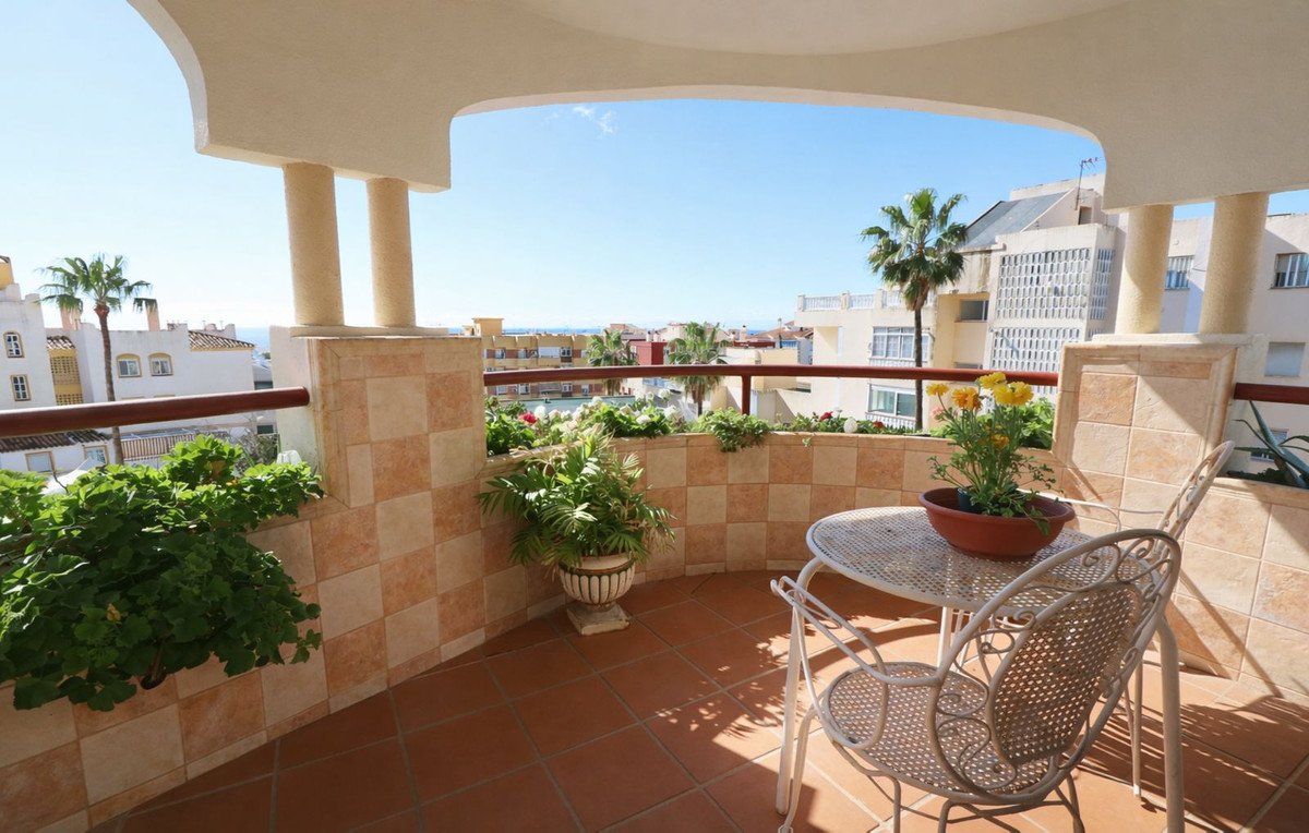4 Bed شقة في الطابق الأوسط in Arroyo de la Miel في Arroyo de la Miel, شقة