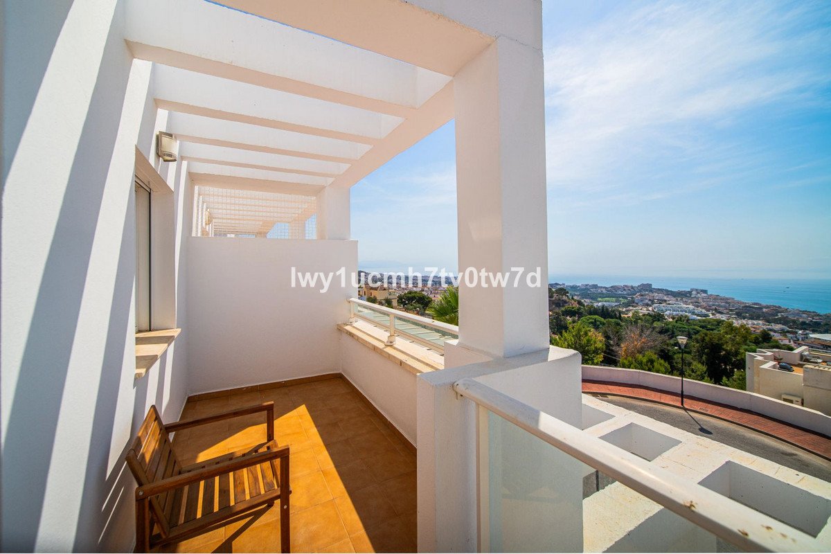 2 Bed شقة في الطابق الأوسط in Benalmadena في Benalmadena, 