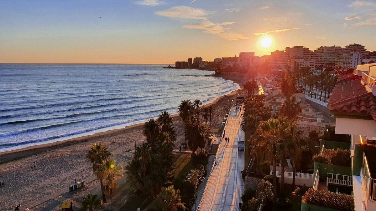 2 Bed شقة في الطابق الأوسط in Benalmadena في Benalmadena, شقة
