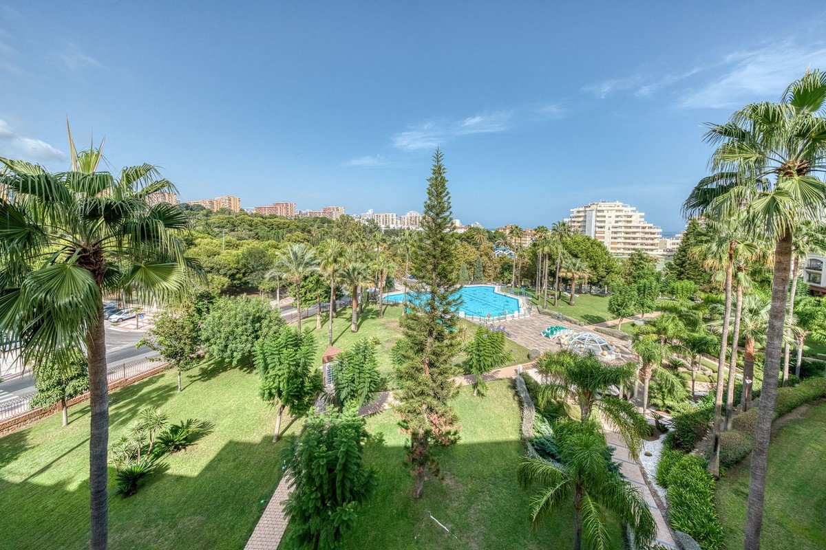 2 Bed Апартамент на среден етаж in Benalmadena в Benalmadena, 