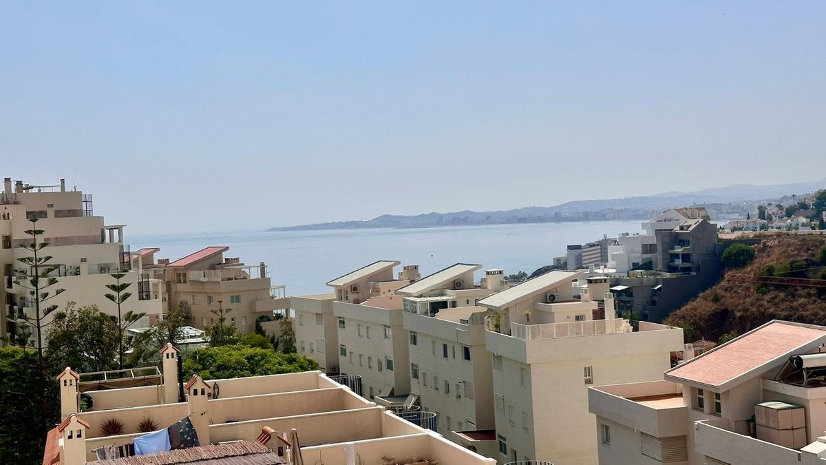 2 Bed شقة في الطابق الأوسط in Benalmadena في Benalmadena, 