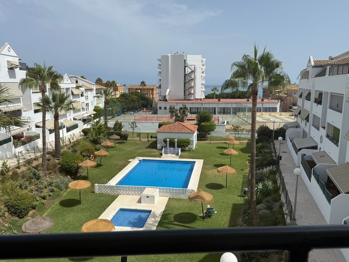 3 Bed شقة في الطابق الأوسط in Benalmadena في Benalmadena, 