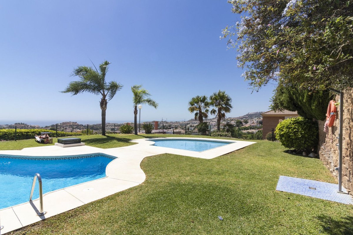 3 Bed شقة في الطابق الأوسط in Benalmadena في Benalmadena, شقة