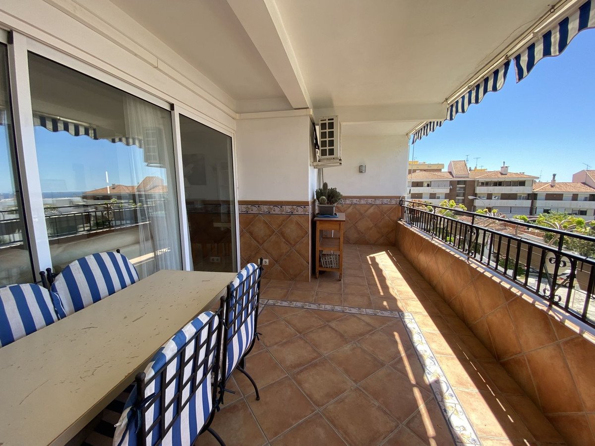 4 Bed شقة في الطابق الأوسط in Benalmadena Costa في Benalmadena Costa, شقة