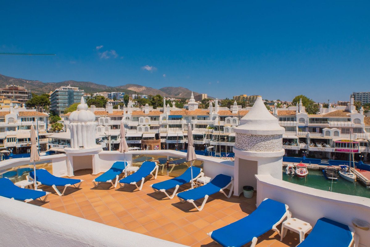 9 Bed بنتهاوس Duplex in Benalmadena في Benalmadena, 