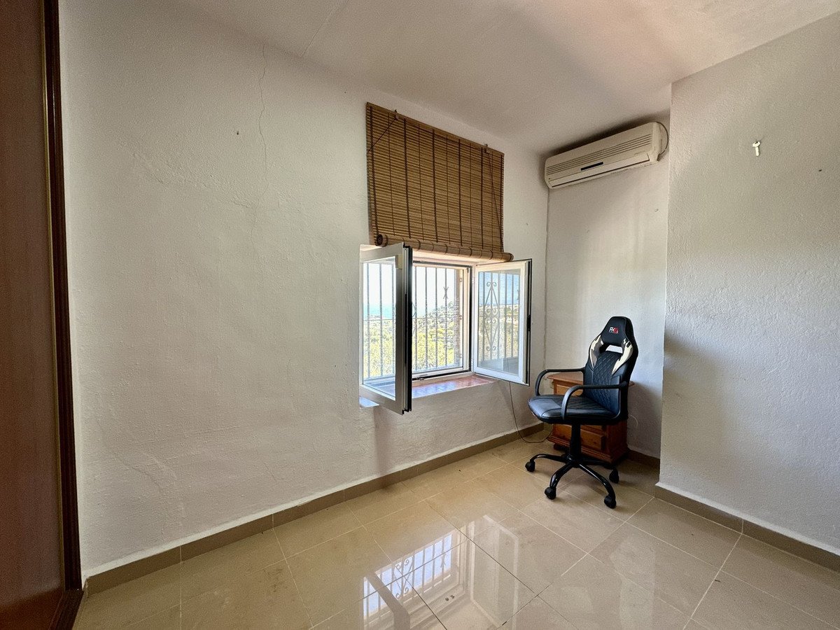 3 Bed Самостоятелна вила in Benalmadena в Benalmadena, 