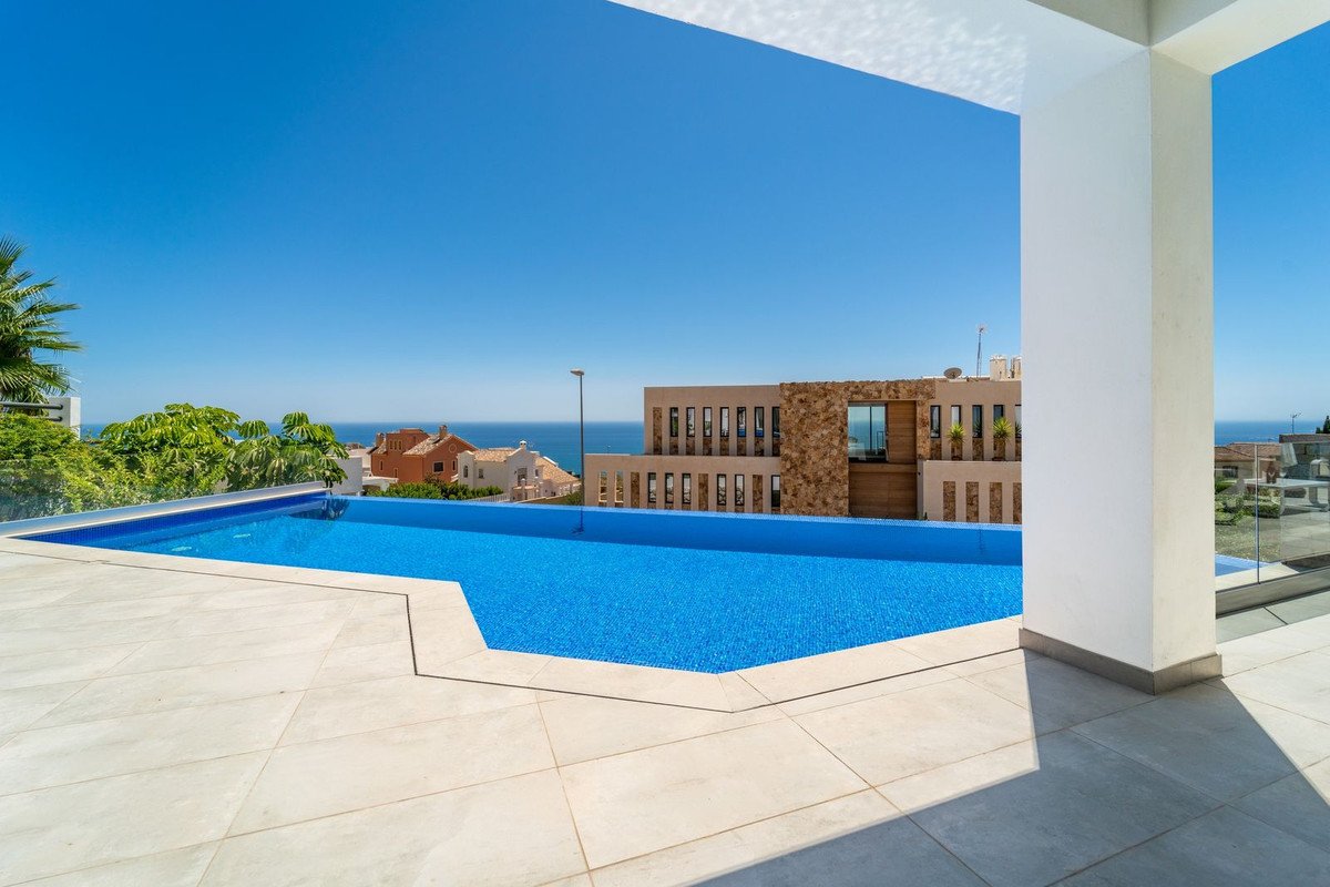 4 Bed فيلا مستقلة in Benalmadena Costa في Benalmadena Costa, فيلا مستقلة