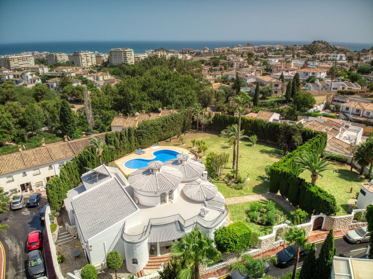 4 Bed فيلا مستقلة in Benalmadena في Benalmadena, فيلا منفصلة