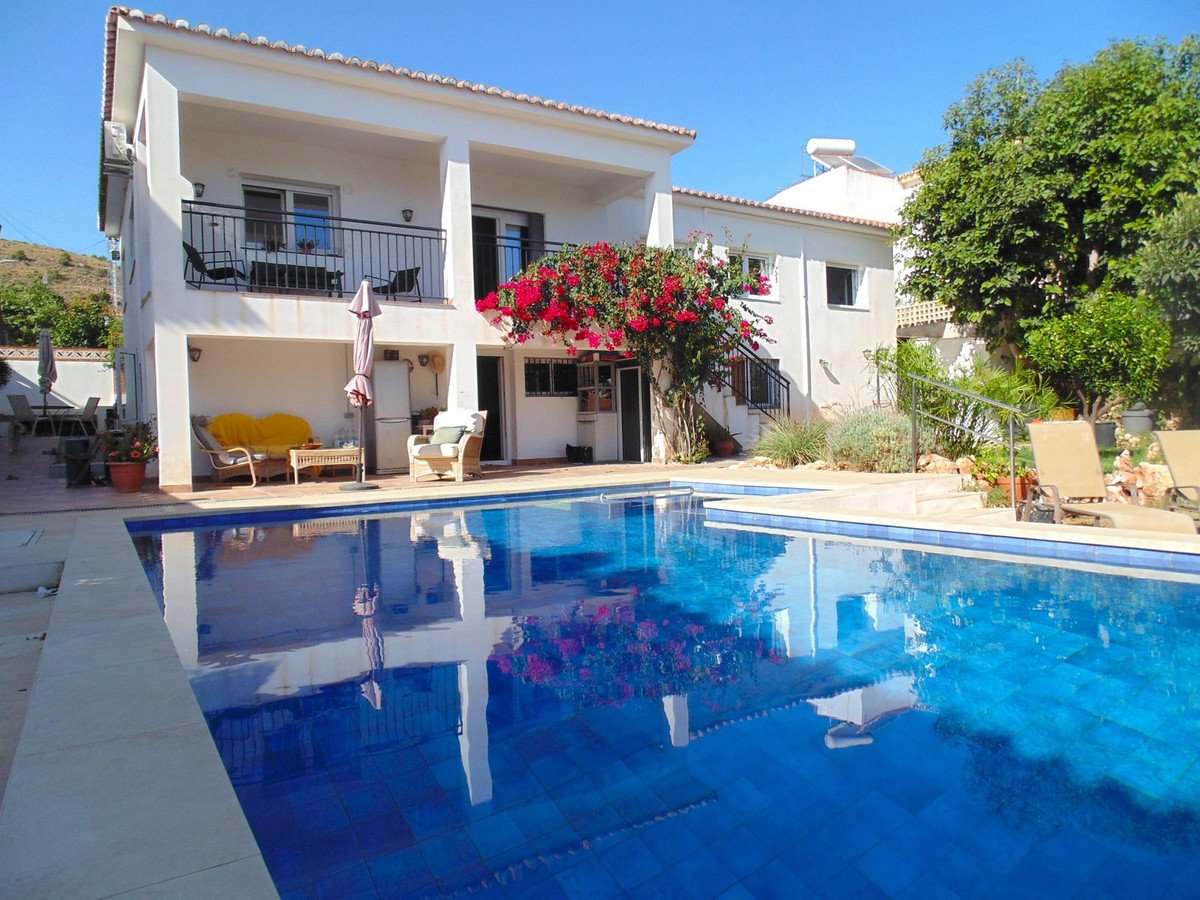 5 Bed فيلا مستقلة in Benalmadena في Benalmadena, فيلا منفصلة
