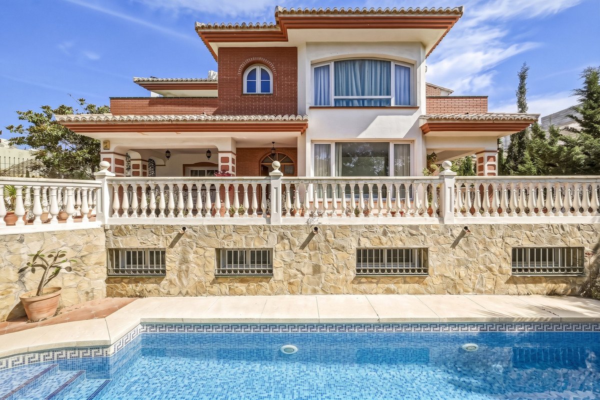5 Bed فيلا مستقلة in Benalmadena في Benalmadena, 
