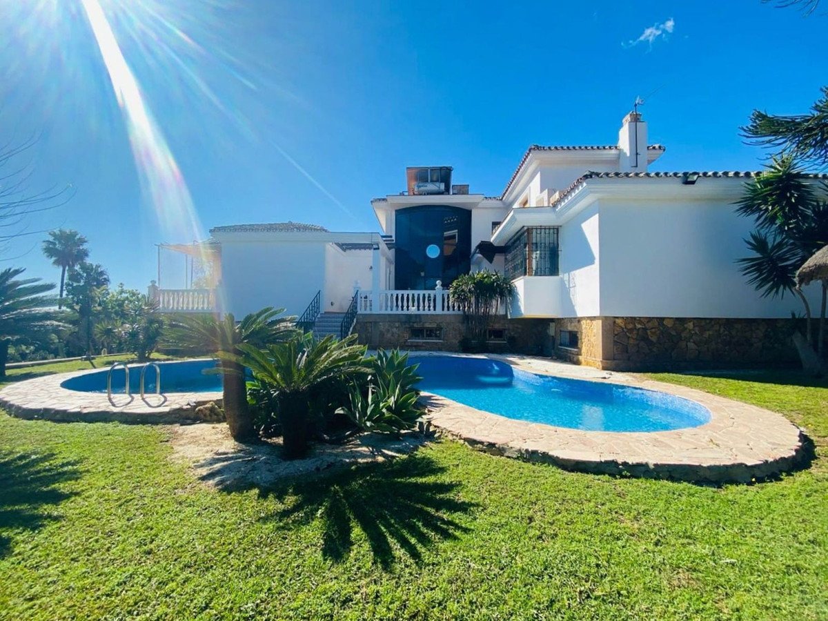 6 Bed فيلا مستقلة in Benalmadena في Benalmadena, 