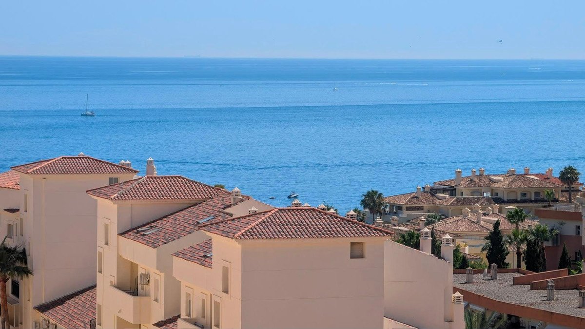 2 Bed Middle Floor Apartment in Torrequebrada in Torrequebrada, Apartment