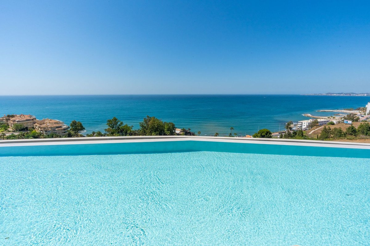 3 Bed Tussenverdieping Appartement in Torrequebrada in Torrequebrada, Appartement