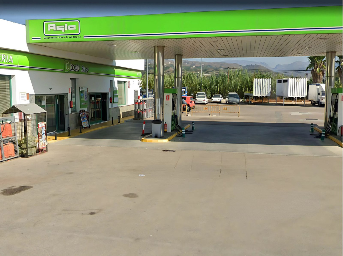 Exterieur van een AQLO tankstation met winkel