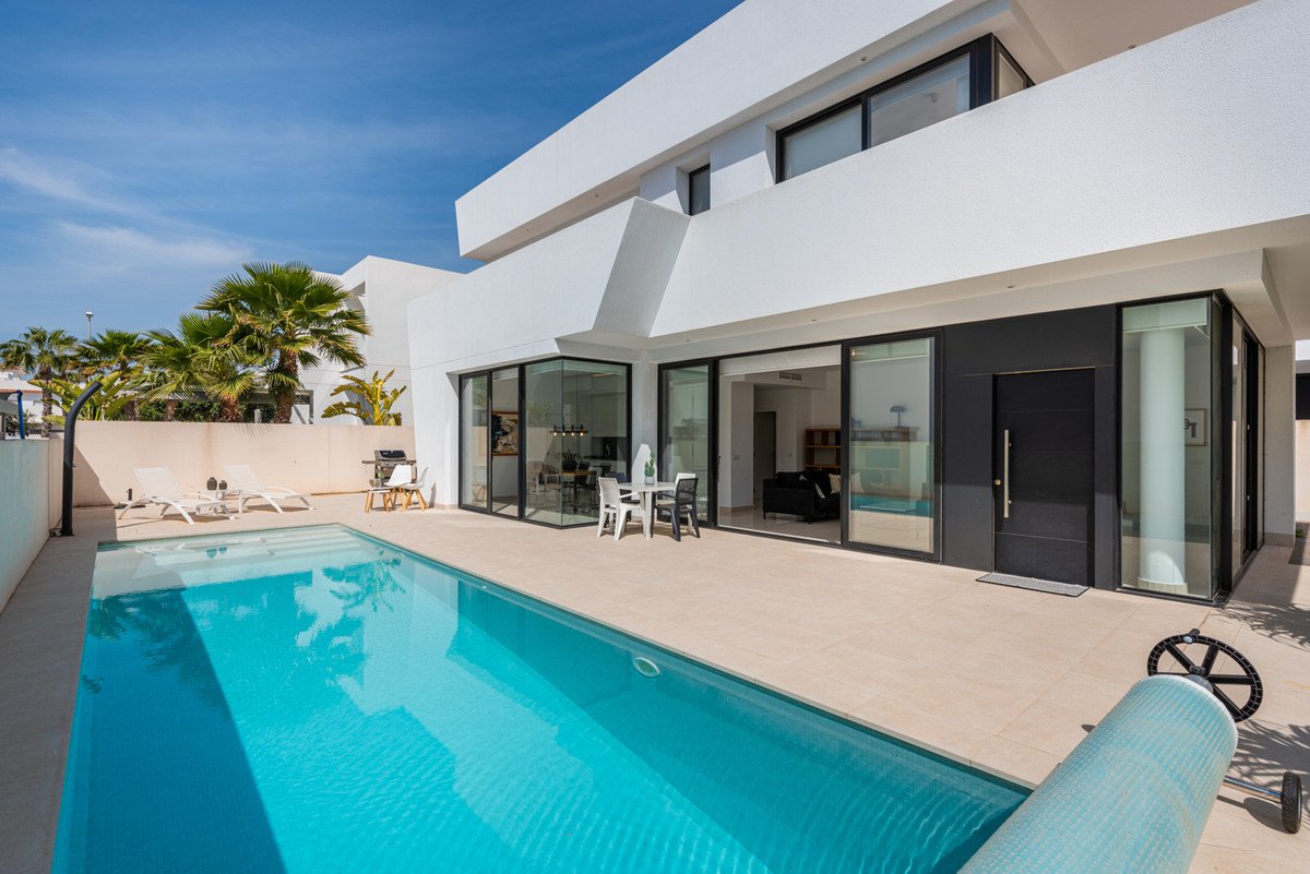 4 Bed فيلا مستقلة in Ciudad Quesada في Ciudad Quesada, فيلا منفصلة