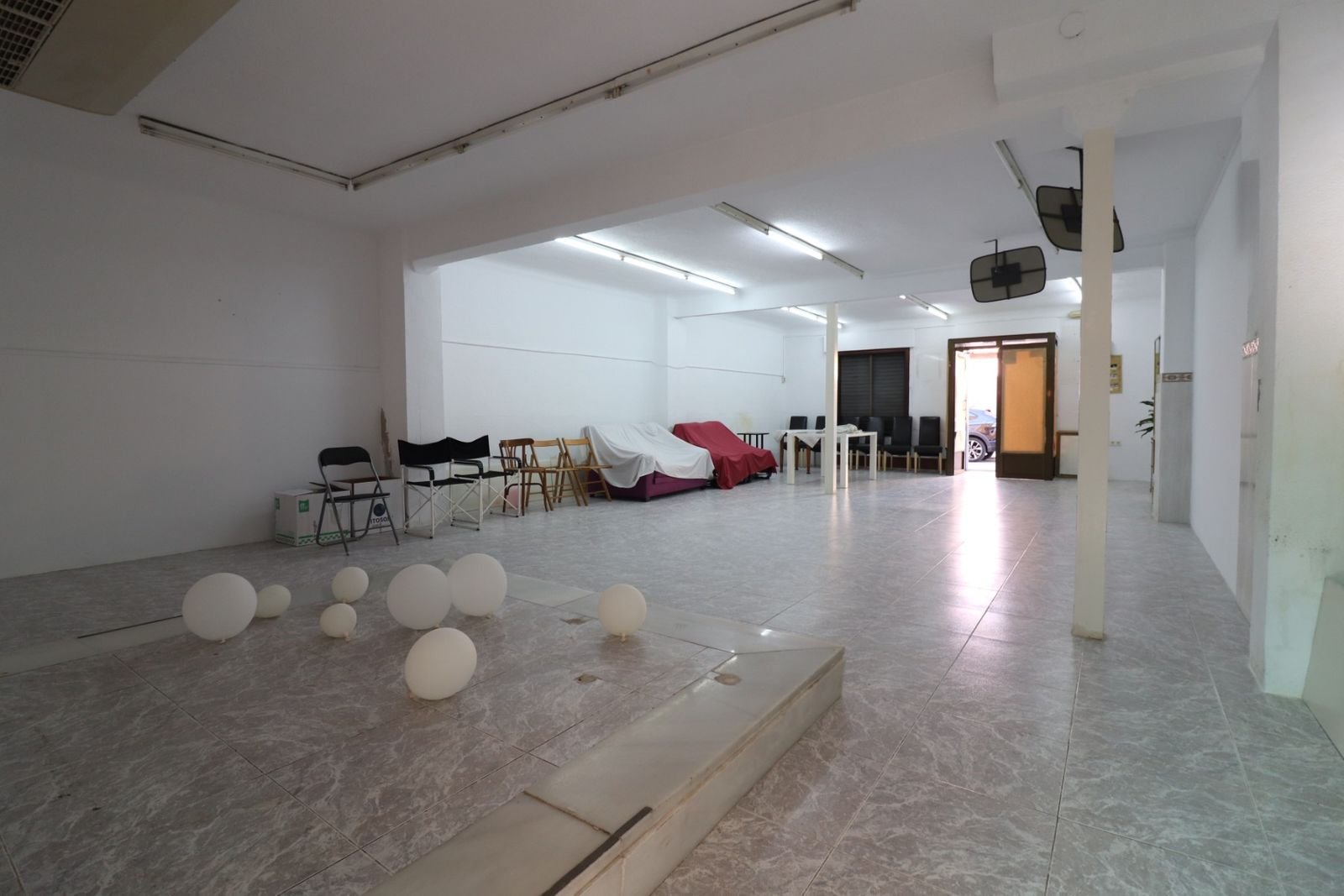 03 empty room with balloons