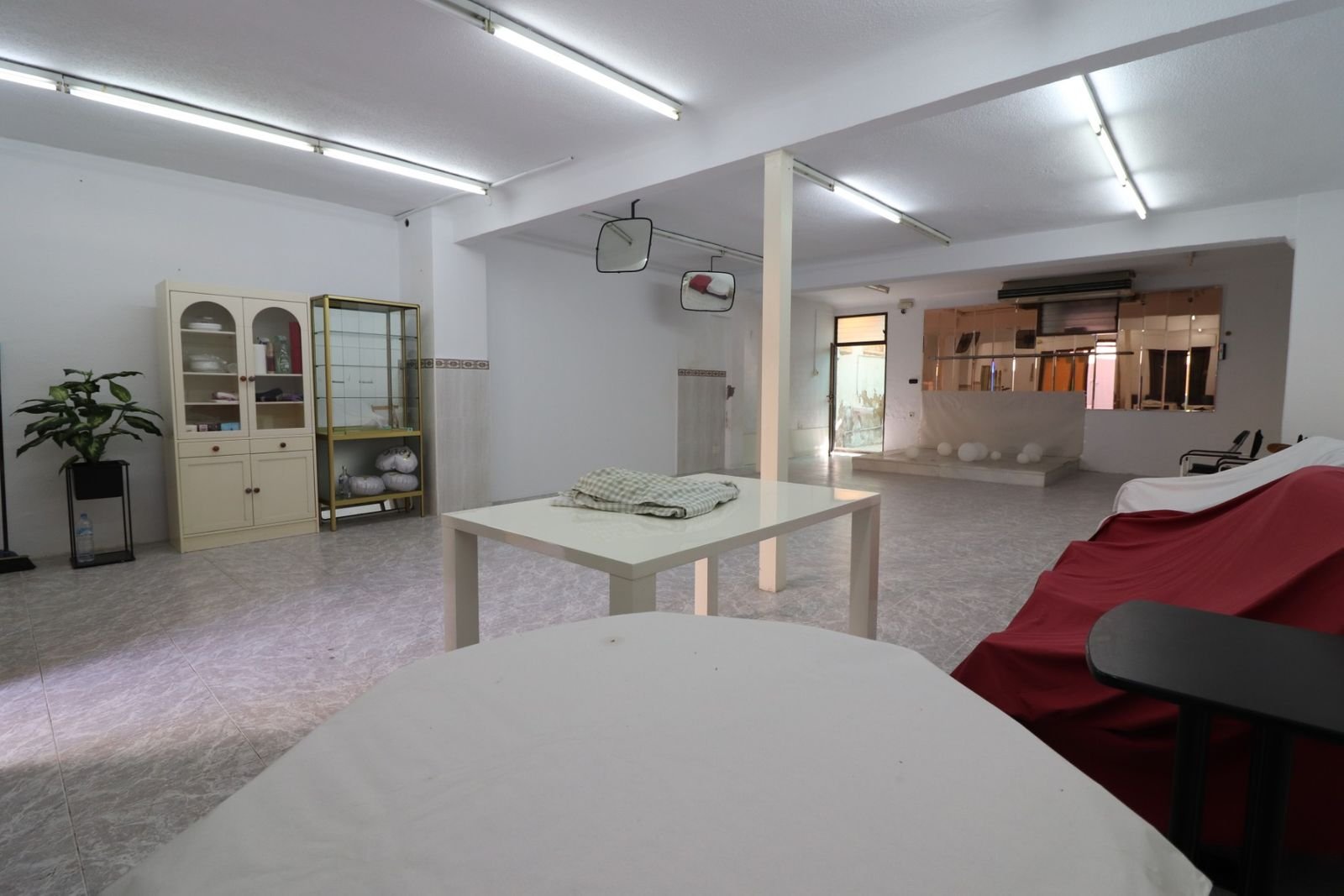 05 spacious salon interior