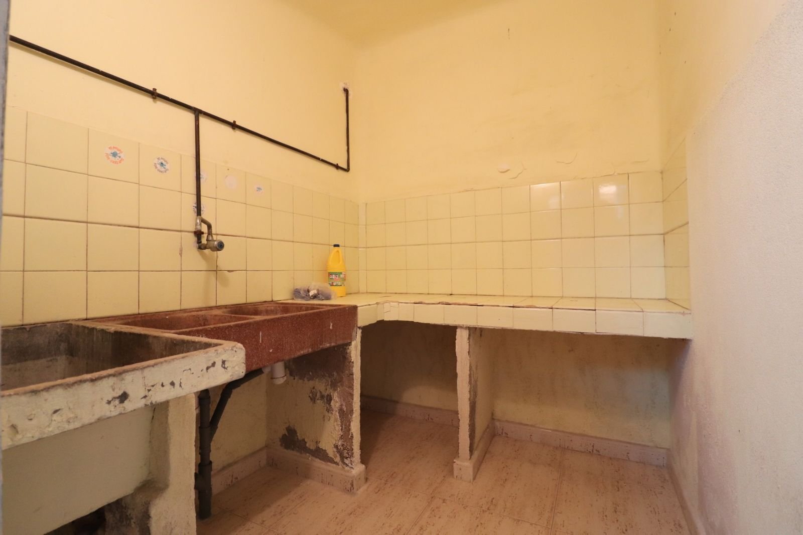 06 dirty bathroom sinks