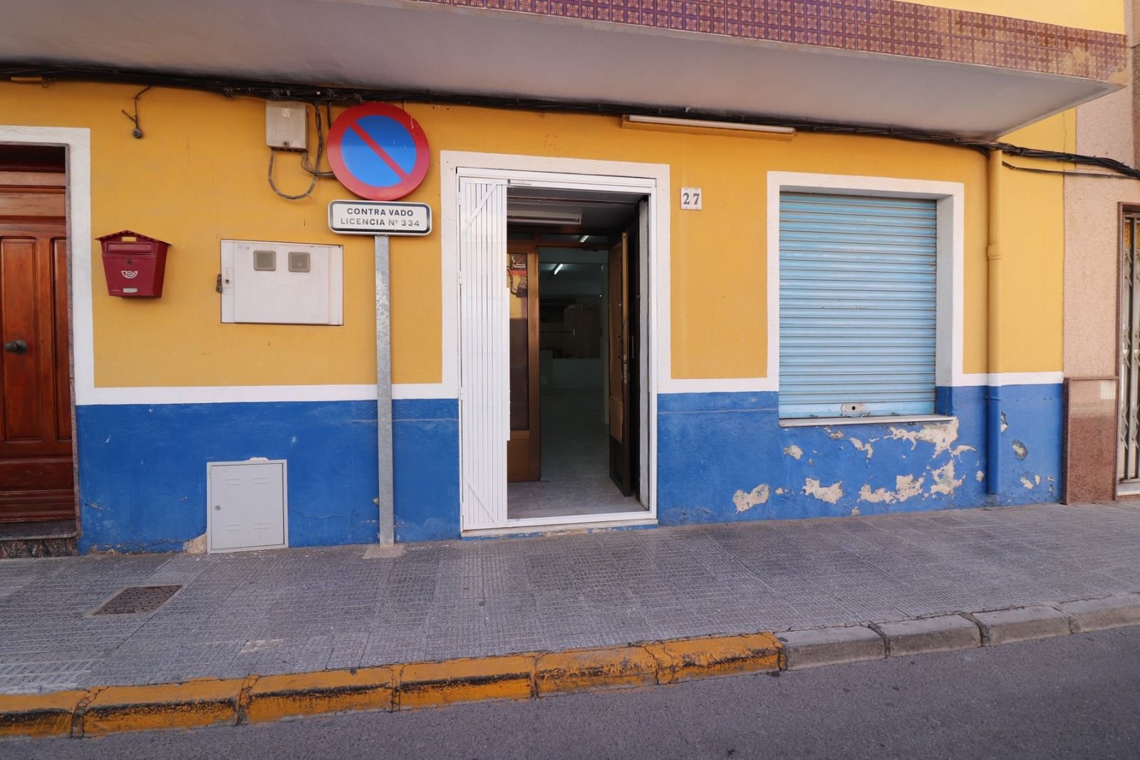 07 yellow blue building entrance