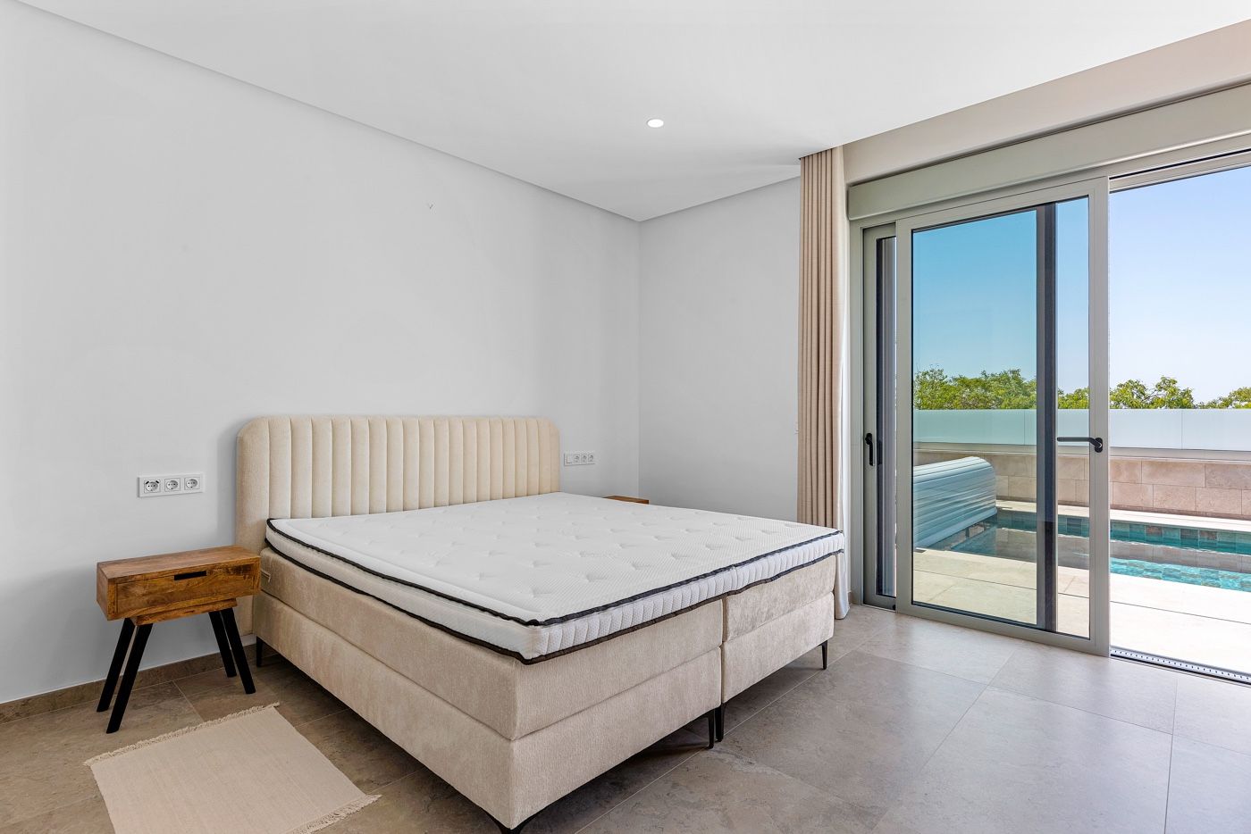 Moderne slaapkamer met toegang tot het zwembad