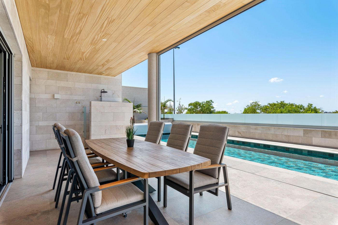 Luxe patio met eettafel bij het zwembad